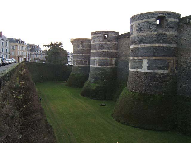 chaang1.JPG - Le Château d'Angers avec ses jardins dans les anciennes douves